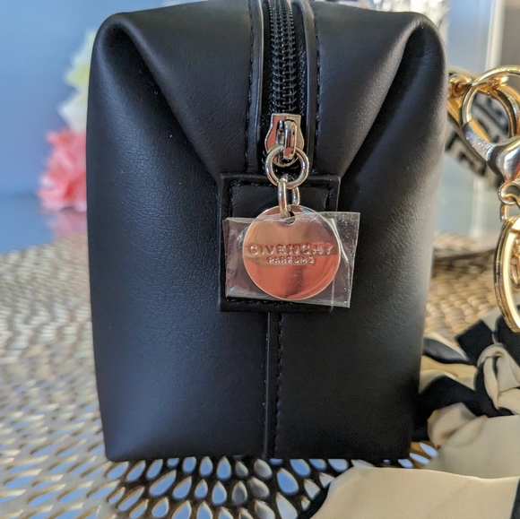 Givenchy - Picture 9 of 13